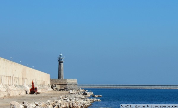 Faro de Valencia
Vista del Faro desde la obras de ampliacion del puerto, que van hacer que se quede en dique seco jejeje con lo utiles que eran antes.
