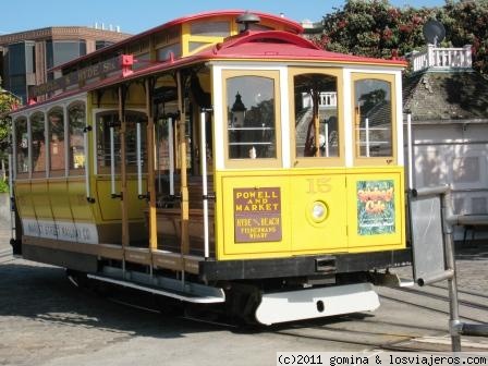 El cable car
Tranvia de San Francisco, el cable car se llama asi por que va tirado por un cable que se arrastra bajo el suelo.
