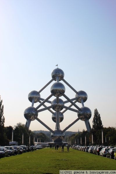 El atomo de Bruselas
El Atomium reproduce una molécula de hierro aumentada en 165.000 millones de veces su tamaño. Se
construyó para la Expo de 1.958
