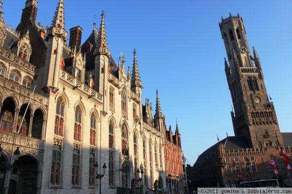 Duo de monumentos
El palacio Provincial y el Beldfort de la plaza mayor de Brujas - Belgica
