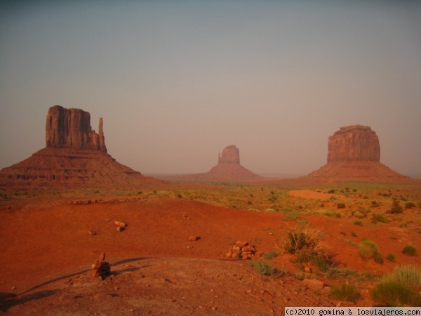 Monument Valley
Vistas del parque navajo Monument Valley, escenario de numerosas peliculas sobre todo del Oeste.
Hay un recorrido fantastico entre los monolitos que uno no puede perderse.
