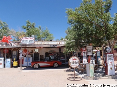 Hackberry General Store
Un lugar salido de cualquier revista de la ruta 66, un sitio para perder el sentido del tiempo y rebuscar entre los miles de objetos sobre la epoca dorada de la eterna ruta 66 y sus mitos, actores y cantantes como Elvis. Parada imprescindible.
