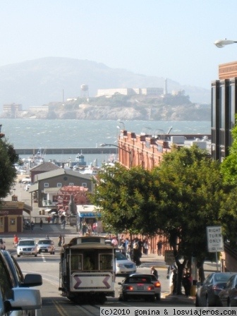 Vista de San Francisco
Vista de San Francisco desde la calle Hyde st. Al fondo de la foto aparece la carcel de Alcatraz en la bahia de San Francisco  y mas cerca el famoso tranvia de la ciudad el cable car.
