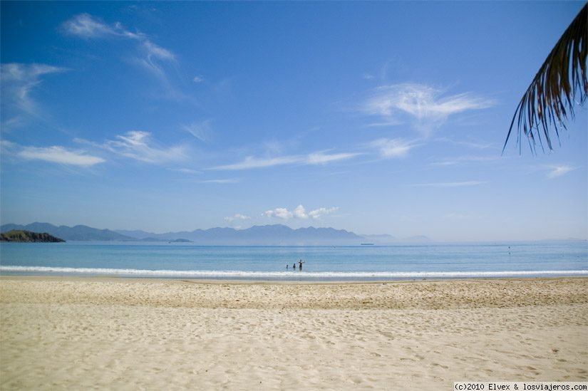 Travel to  Vietnam - Playa en Nha Trang