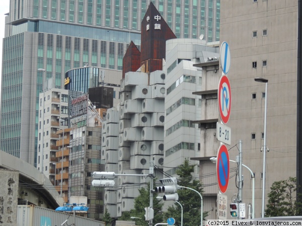 Nakagin Capsule Tower
Primer edificio construido en Tokyo, sobre el Movimiento Metabolista en 1972, que creía en una sociedad masificada, que necesitaba de estructuras flexibles para adaptarse a las necesidades de la población.
