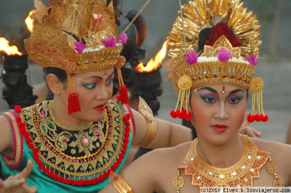 Balinesas
Balinesas en la representación de la Danza Kechak, en el templo Luhur Uluwatu, Bali.
