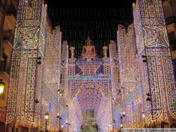 Valencia en Fallas - Calle Iluminada
Calle en Valencia en plenas Fallas, una de las grandes en cuanto al premio de iluminación.
