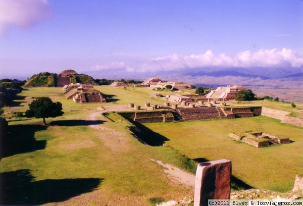 Monte Albán
Emplazada en una montaña de 400 metro de altura sobre el valle de Oaxaca, la zona arqueológica de Monte Albán es la más grandiosa de las ciudades Zapotecas. En una verdadera proeza de la ingeniería, la cima de la montaña fue aplanada para permitir la construcción de este recinto ceremonial.
