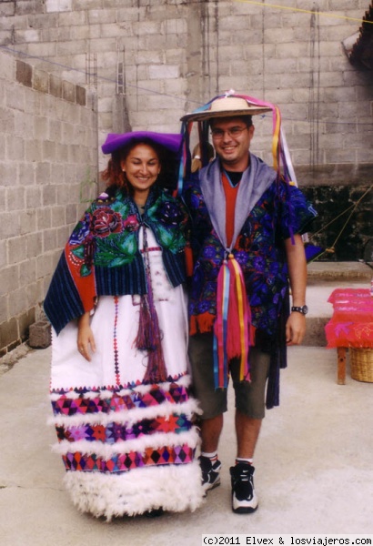 Novios Zinacantecos
Este es el traje típico de los novios de Zinacantán. El traje de la novia está confeccionado con plumas de gallina, y pasa de madres a hijas.
