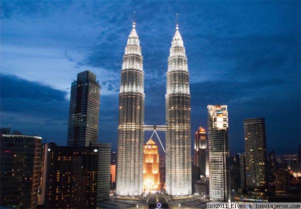 Torres Petronas en Kuala Lumpur
Torres Gemelas - Petronas en Kuala Lumpur, capital de Malasia, vistas desde el Sky-Bar del Hotel Traders, en el piso 33, a las 19:30 al anochecer. Segun dicen, el mejor momento en el sitio apropiado. Acceso abierto al público.
