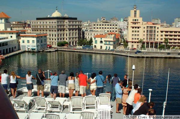 Puerto de La Habana
Atracando en el Puerto de La Habana. Crucero Holiday Dream (Pullmantur 2006). Uno de los últimos trayectos que hizo el crucero antes de que Pullmantur eliminase la escala de La Habana de sus programas.
