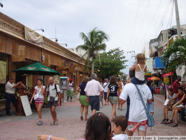 Quinta Avenida de Playa del Carmen
Típica escena de la Quinta Avenida de Playa del Carmen
