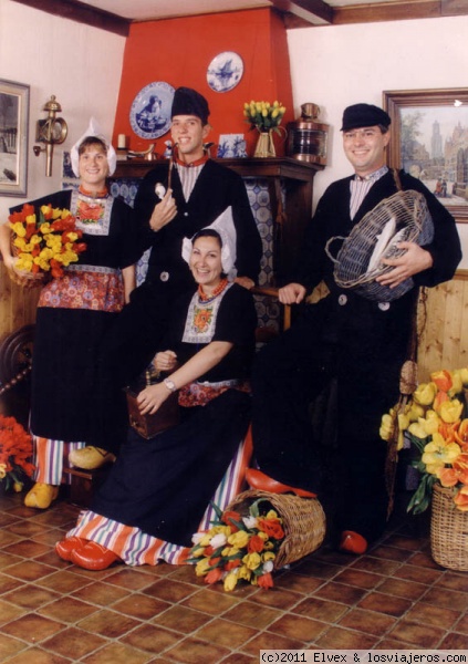 Foto Recuerdo (foto de boer)
En el puerto de Voldendam hay una casa de fotografía donde tienen todo lo necesario para crear una instantánea única, en la que no se sabría distinguir los autóctonos de los visitantes (en este caso, sólo cuatro valencianos) en 1999.
