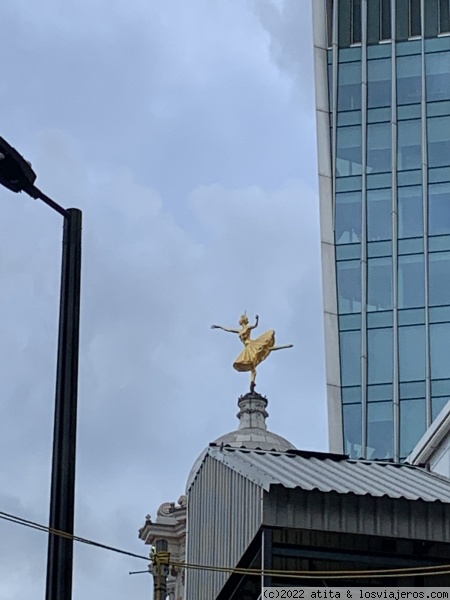 Bailando en Londres
Escultura q culmina edificio junto a estación Victoria
