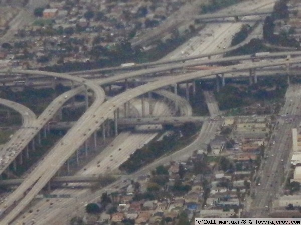 NUDO DE CARRETERAS
Foto desde el avión al nudo de autopistas de Los Angeles
