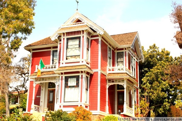 DECORADO DE LA SERIE EMBRUJADA
Esta es la casa que servía de decorado a la serir Embrujada. Esta situada en un barrio con un montón de casas vistorianas que también sirven de decoradas.
