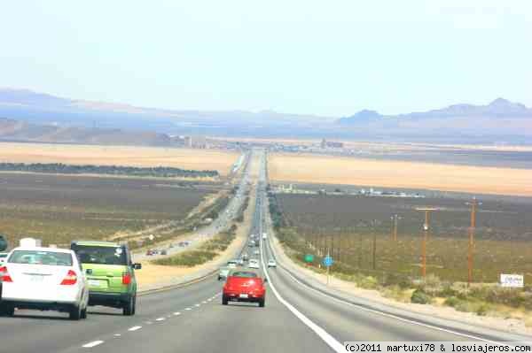 CONDUCIENDO POR EL DESIERTO DE MOJAVE
Carretera que va de Los Angeles a Las Vegas pasando por el famoso desierto de Mojave

