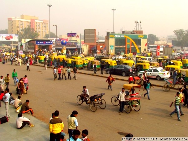 TRANSPORTES TIPICO EN INDIA
Foto tomada cerca de la estación de new Delhi. Se pueden ver los rickshaws, típicos transportes a motor que funcionan a modo de taxi, pero tragándote toda la contaminación (que no es poca)por ser abiertos. Son la fila de colores amarillos y verdes. También se puede ver los autorickshaws en bicicleta

