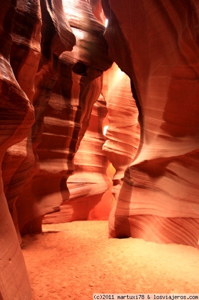 ANTILOPE CANYON Y SU JUEGO DE LUCES
Es un cañón gestionado por los Navajos en la ciudad de Page, En concreto es el Upper canyon. El juego de luces es espectacular cuando incide los rayos de luz, volviendose muy fotogénico.
