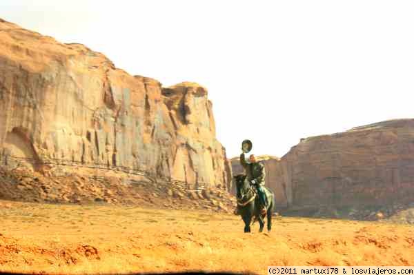 VAQUERO DEL OESTE
Un Navajo montado en caballo en el interior del Monument Valley
