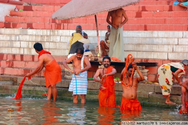 ABLUCIONES EN EL GANGES - VARANASI
Una de las mejores cosas de Varanasi es ir en barca antes del amanecer para ver a un montón de feligreses realizando sus ablusiones en el sagrado rio ganges. Todo un espectáculo para los sentidos
