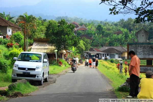 Conduciendo por Bali
Este era uno de los muchas aldeas en las que pasamos con el coche. Todas tenían algo en común: el gran colorido con sus ofrendas y tradiciones
