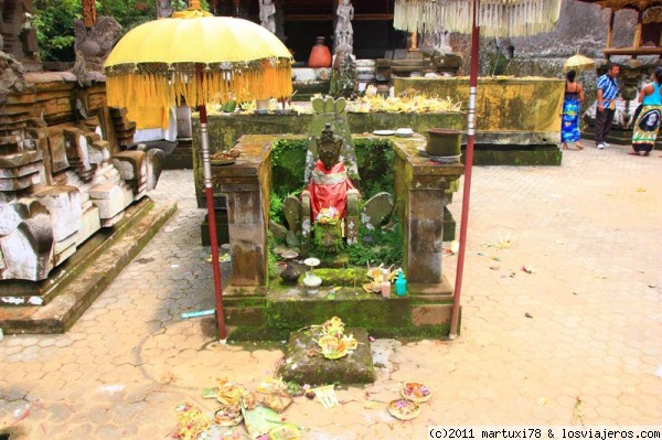 OFRENDAS EN LAS TUMBAS REALES DE GUNUNG KAWI -BALI
Típicas ofrendas en las entradas de todos los templos.
