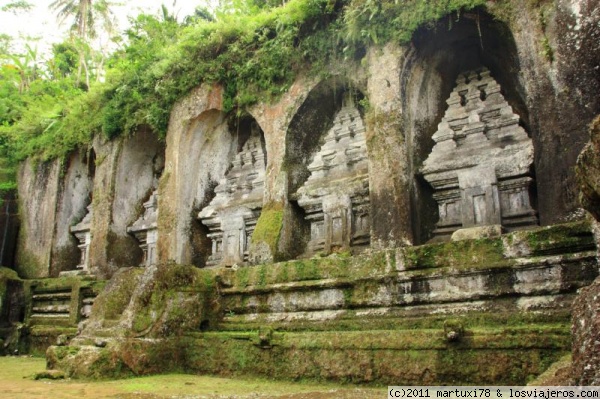 TUMBAS REALES DE GUNUNG KAWI - BALI
Son los cenatofios reales de reyes importantes en Bali. No hay tumbas, ya que en la religión hinduista los cuerpos se queman; pero supuestamente esta la esencia.
