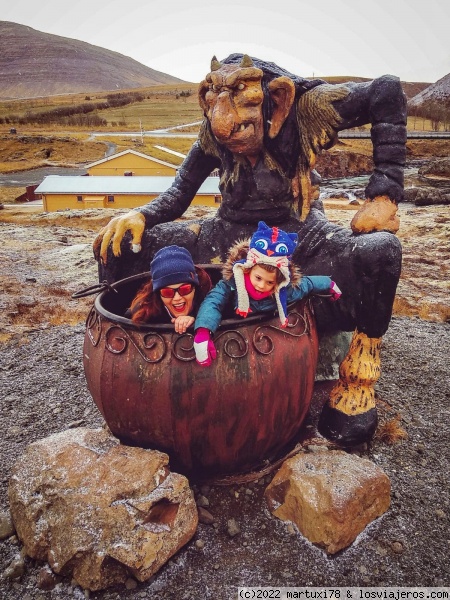 Troll listo para merendar
Islandia es conocido por sus leyendas sobre trolls, elfos, hadas, duendecillos y sus 13 Yule lads (como 13 papa Noeles pero más gamberrillos).
Aquí estamos en el camping de Fossatun con su paseo de los trolls lleno de estatuas tan divertidas como esta. Por cierto, camping ideal para ver auroras mientras los enanos duermen jejej
