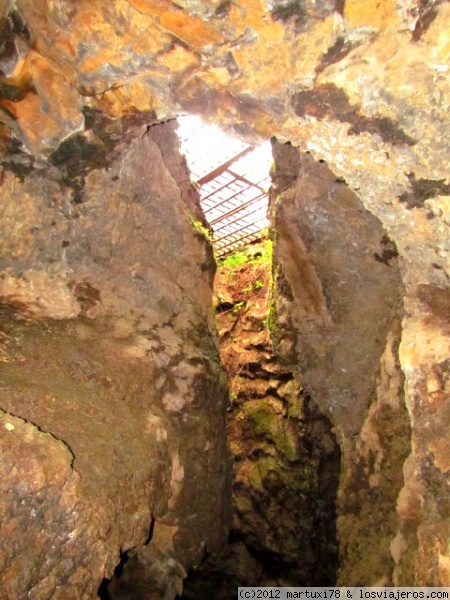 JAMEO EN LA CUEVA DEL VIENTO
Un ejemplo de un jameo en la cueva del viento en Tenerife. Los jameos se forman ocurre cuando hay un derrumbe del techo del tubo volcánico y conecta con el exterior.
