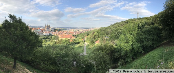 Vistas desde el Monasterio de Strahov de Praga
Vistas desde el Monasterio de Strahov de Praga, al lado de los viñedos subiendo hacia la estatua de la Virgen maria del Exilio.
