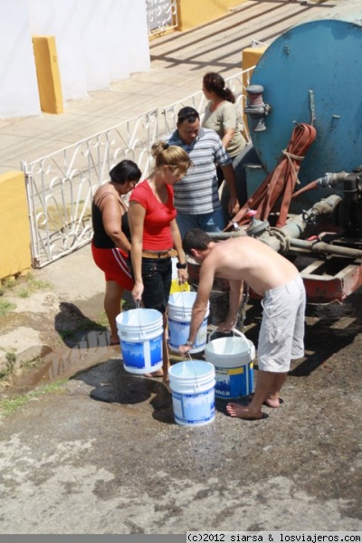 la pipa
En mitad de una enorme sequía, la única forma de tener agua en casa es comprar una pipa, y cargar los baldes para llenar el depósito de casa
