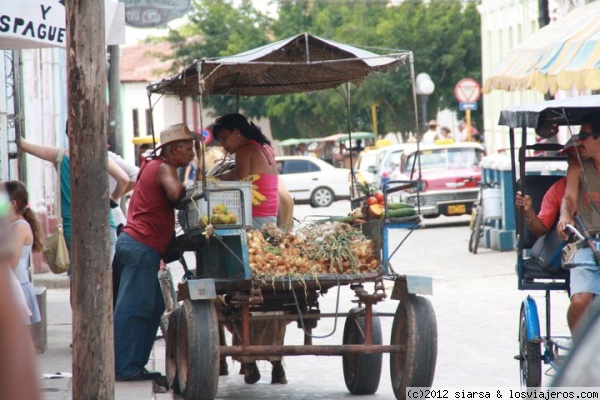 mercado
las calles están llenas de vendedores itinerantes que van con sus carros por toda la ciudad ofreciendo sus productos.
