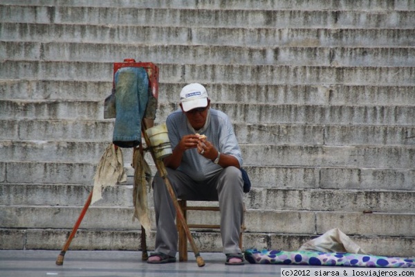 Almorzando
El fotógrafo del Capitolio de La Habana haciendo un kit-kat para comer un pan
