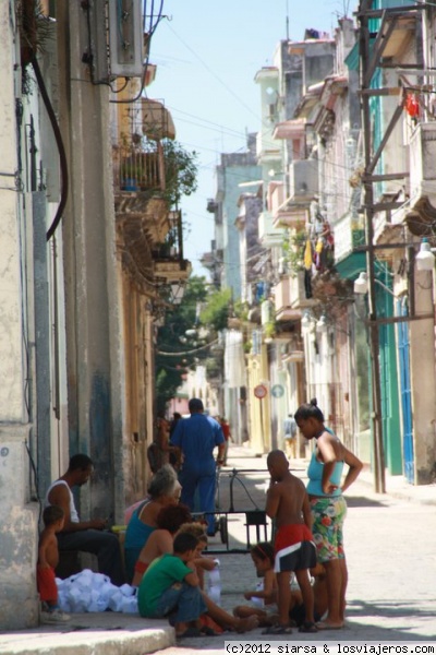 reunión de vecinos
Los vecinos de esta casa se juntan en la calle para conversar de lo dura que es la vida
