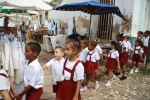 al cole
Niños, Trinidad, cole, volviendo, tras, excrusión, calles, mercado, artesanía, fondo