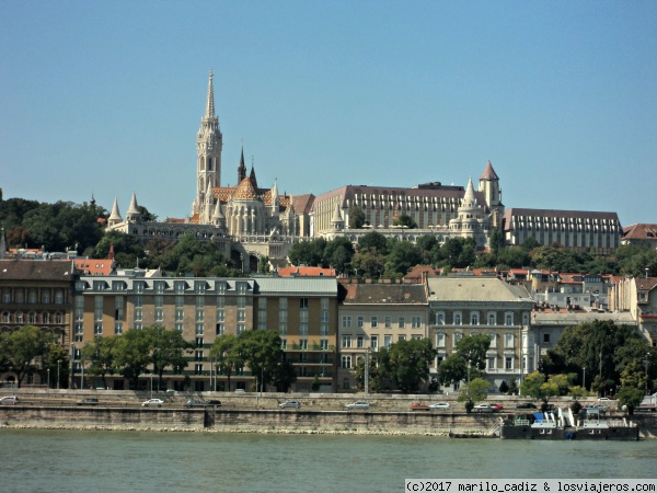 Vista de Buda desd Pest
Vista del Bastion de los Pesacdores junto a la Iglesia de Sam Matias
