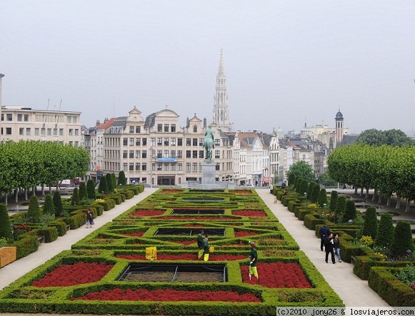 PASEO POR JARDIN BRUSELAS.
Me gusto el contraste del jardin con la torre del ayuntamiento de fondo.
