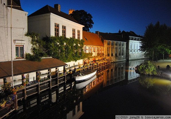 Brujas anocheciendo.
La belleza de sus canales la hacen unica.
