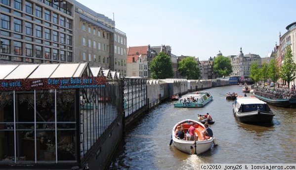 Fiesta en los canales de Amsterdam.
