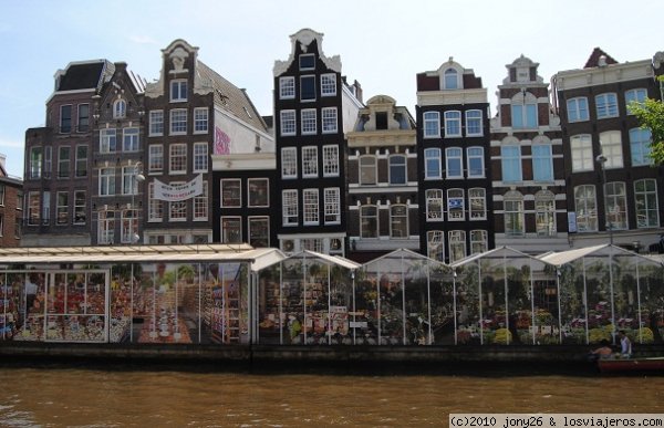 Mercado de las flores, AMSTERDAM.
Curioso mercado de las flores, se encuentra flotando en uno de los numerosos canales de Amsterdam, en el fondo las tipicas casas holandesas.
