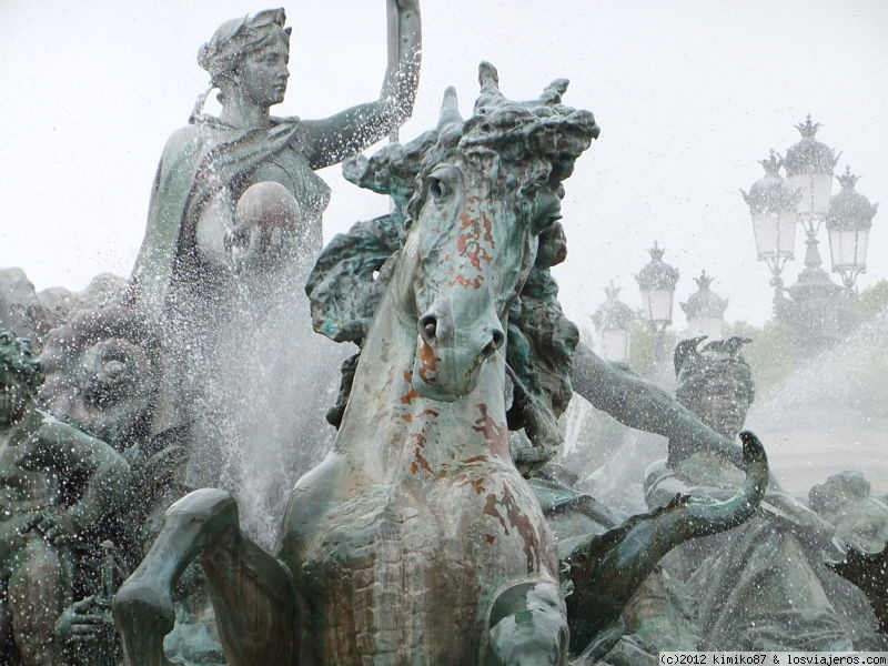 Viajar a  Francia: Alojamientos Aquitania - Fuente en la columna de los girondinos  (Burdeos) (Alojamientos Aquitania)