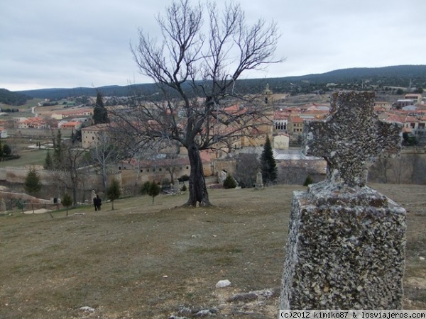 Pueblo de Santo Domingo de Silos (Burgos)
Con un árbol centenario en la explanada del Via Crucis
