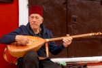 Hombre tocando