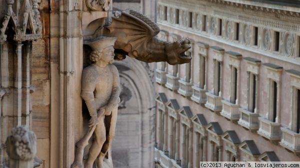Duomo de Milán
Detalle de una gárgola a media subida al tejado del Duomo de Milan
