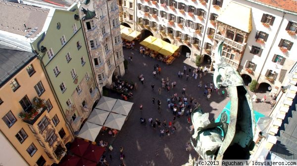 Tejado Dorado - Innsbruck
Foto del tejado dorado y del final de la Herzog friedrich Straße desde la Stadtturm.
