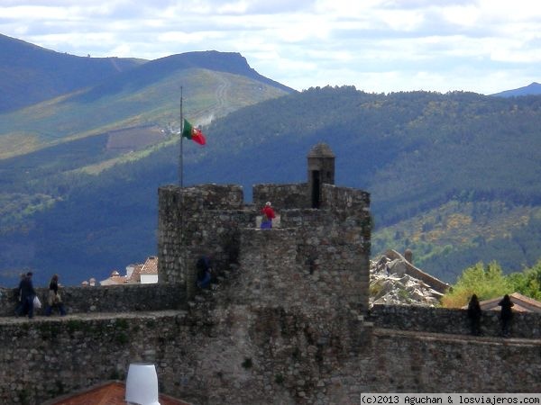 Castillo de Marvao
Una de las torres del Castillo de Marvao con la bandera de Portugal
