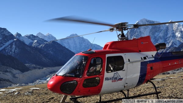 El helicoptero aterrizado en Kalapathar
Vuelo hasta el techo del mundo, la realidad su sueño en esta excursión en helicóptero al campamento base del Everest saliendo desde Katmandú.
