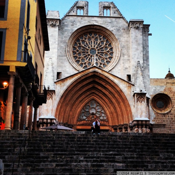 Catedral de Tarragona
La Catedral Basílica Metropolitana y Primada de Santa María es una catedral construida en el estilo gótico temprano, existente en la ciudad y provincia de Tarragona, en la comunidad autónoma de Cataluña, España. Se encuentra situada en la parte más alta de Tarragona, sobre un lugar que ya ocuparon c
