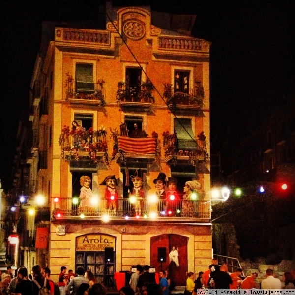 Plaça Sedassos de Tarragona
En la Plaça dels Sedassos de Tarragona podemos ver la original decoración del edificio del estudio del pintor Carles Arola, un buen ejemplo de recuperación arquitectónica e integración en el casco histórico de esta ciudad. El mural imita una fachada típica del siglo XIX, con personajes tradicionales
